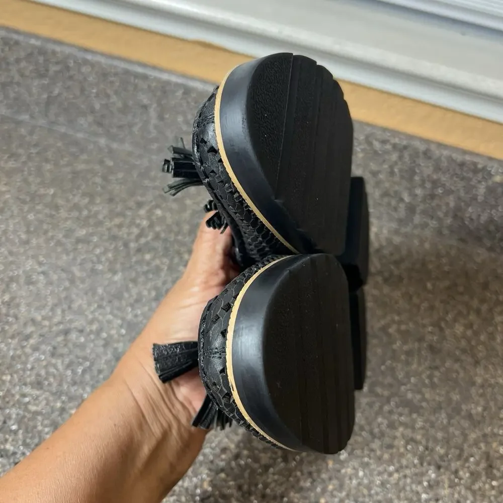 Donald Pliner Womens 7M Black Leather Flats Comfort Casual Tasseled Cut Out Shoe